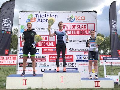 Melissa op podium triathlon Alpen aan den Rijn